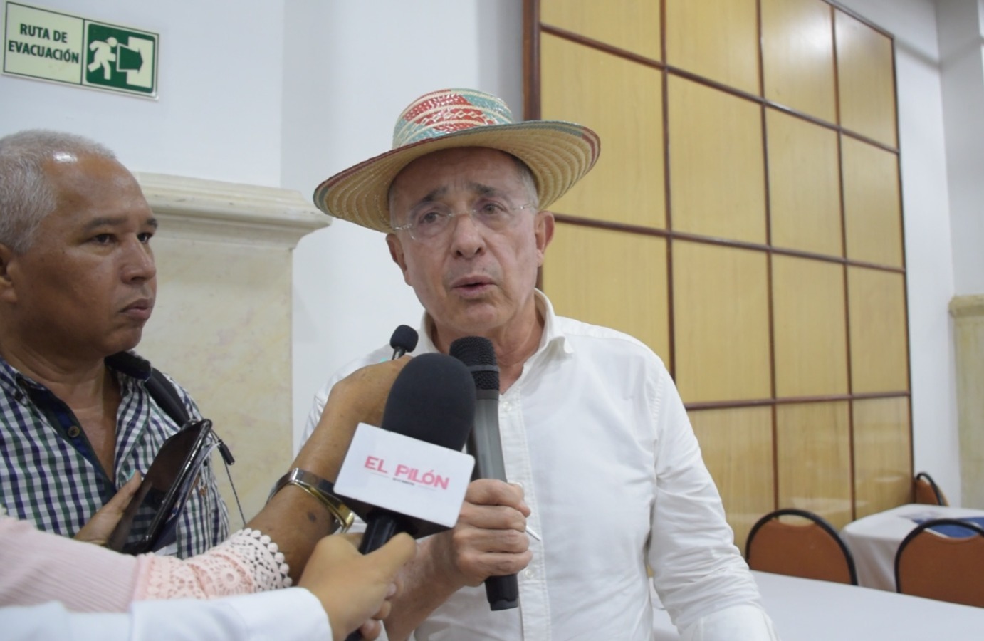 Álvaro Uribe, en un hotel del centro de Valledupar, dando declaraciones a periodistas. / FOTO:  FABIÁN PINILLOS. 