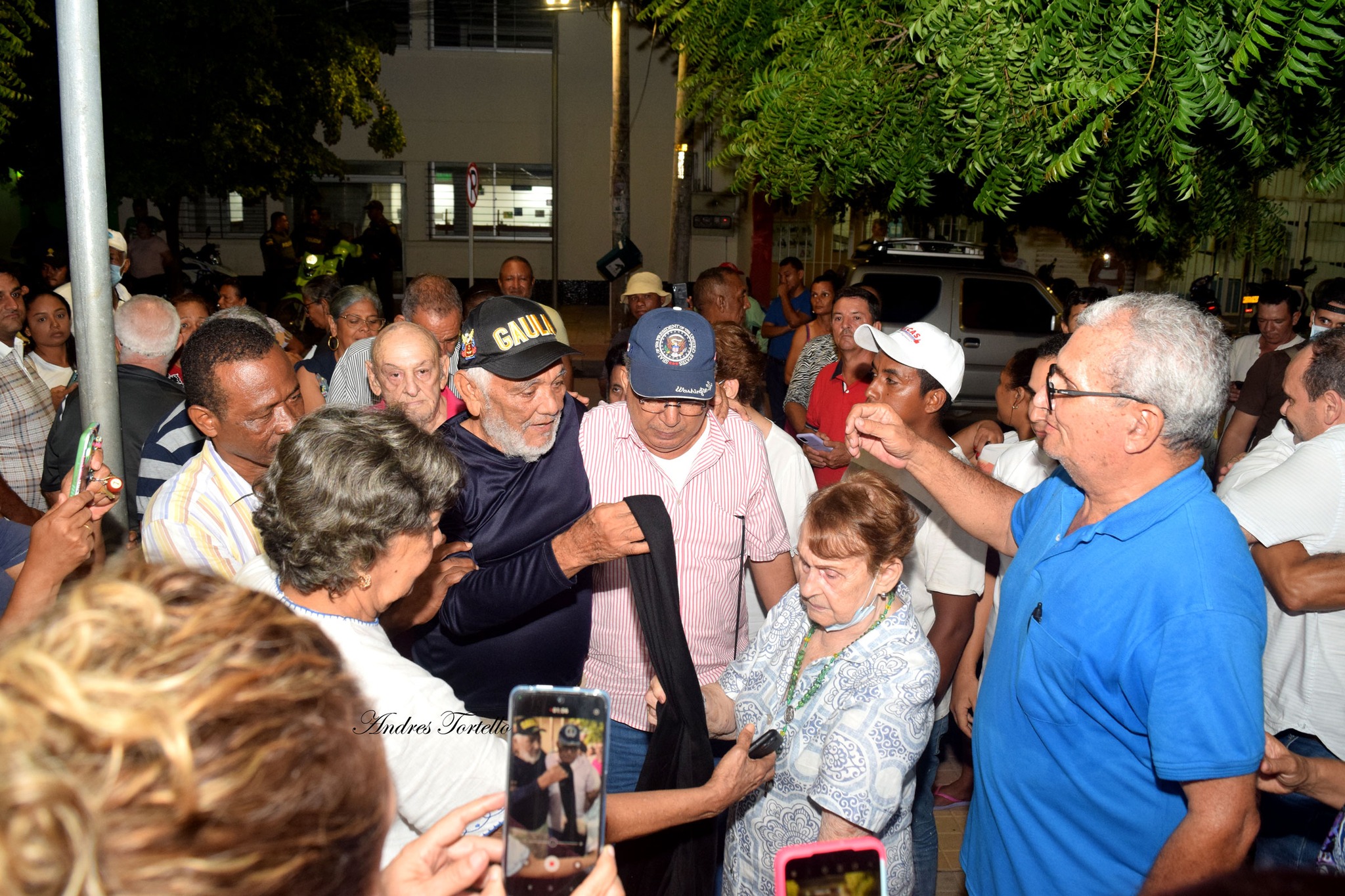 Heriberto Urbina se encuentra con su familia.  FOTO ANDRÉS TORTELLO.