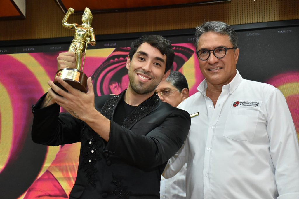 Javier Matta tras recibir el trofeo como ganador de Rey Vallenato 2023./Foto: Cortesía. 