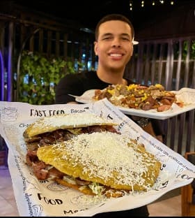 En su cuenta de Instagram @valleduparecomienda, este vallenato de 28 años comparte su pasión por la comida callejera./ FOTO: Cortesía.