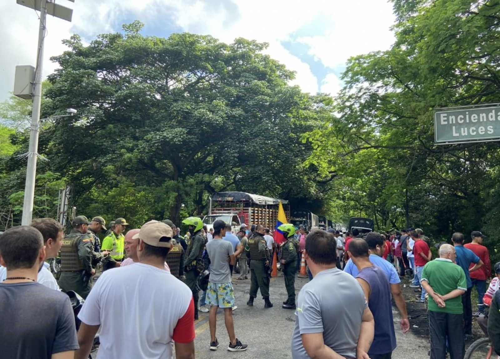 Luego de varias horas de bloqueo los habitantes del municipio de Curumaní, dieron vía libre en la Troncal de Oriente. /Foto: REFERENCIA
