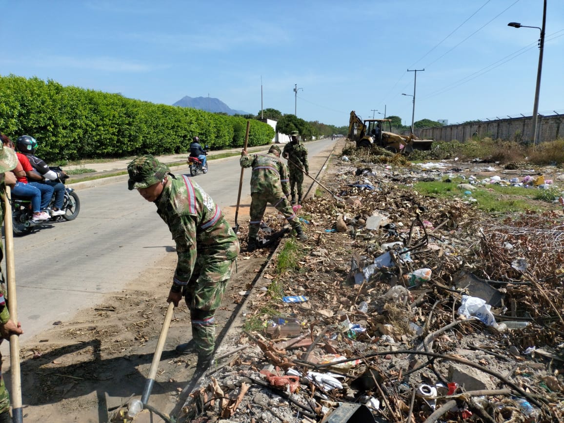 Ejército Nacional lideró jornada de limpieza en cercanía a la calle 44 de Valledupar. /Foto: CORTESÍA 
