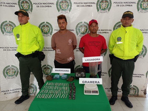 Óscar Herrera y Álvaro Meneses, capturados por el delito de tráfico, fabricación y/o porte de estupefacientes. Foto: Policía Nacional 