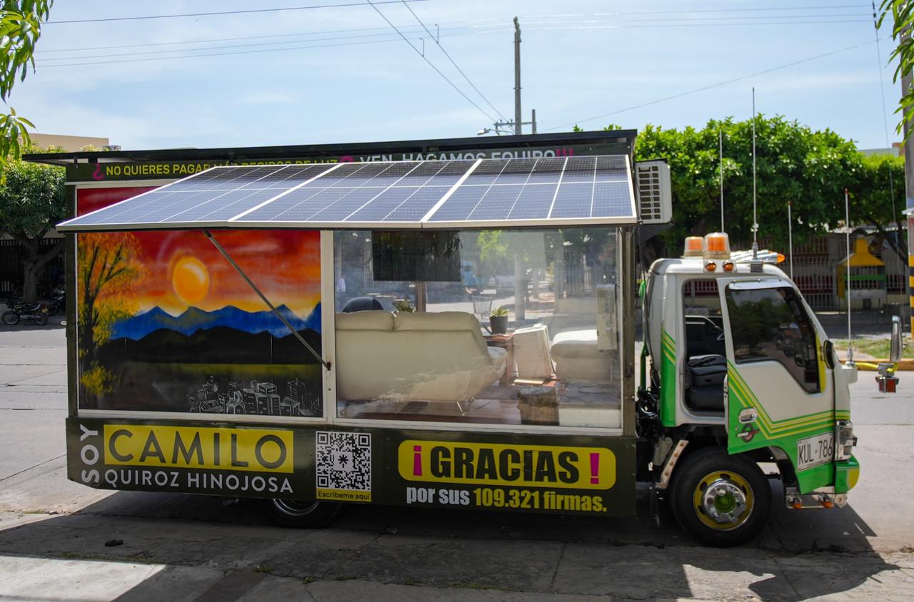 En su precampaña, Camilo Quiroz tenía una sede móvil, cuya energía funcionaba con paneles solares. 

FOTO: CORTESÍA. 
