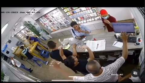 En CityCell Valledupar, dos hombres usaron tapabocas mientras robaban a clientes y empleados del local. 

PANTALLAZO CÁMARA SEGURIDAD.