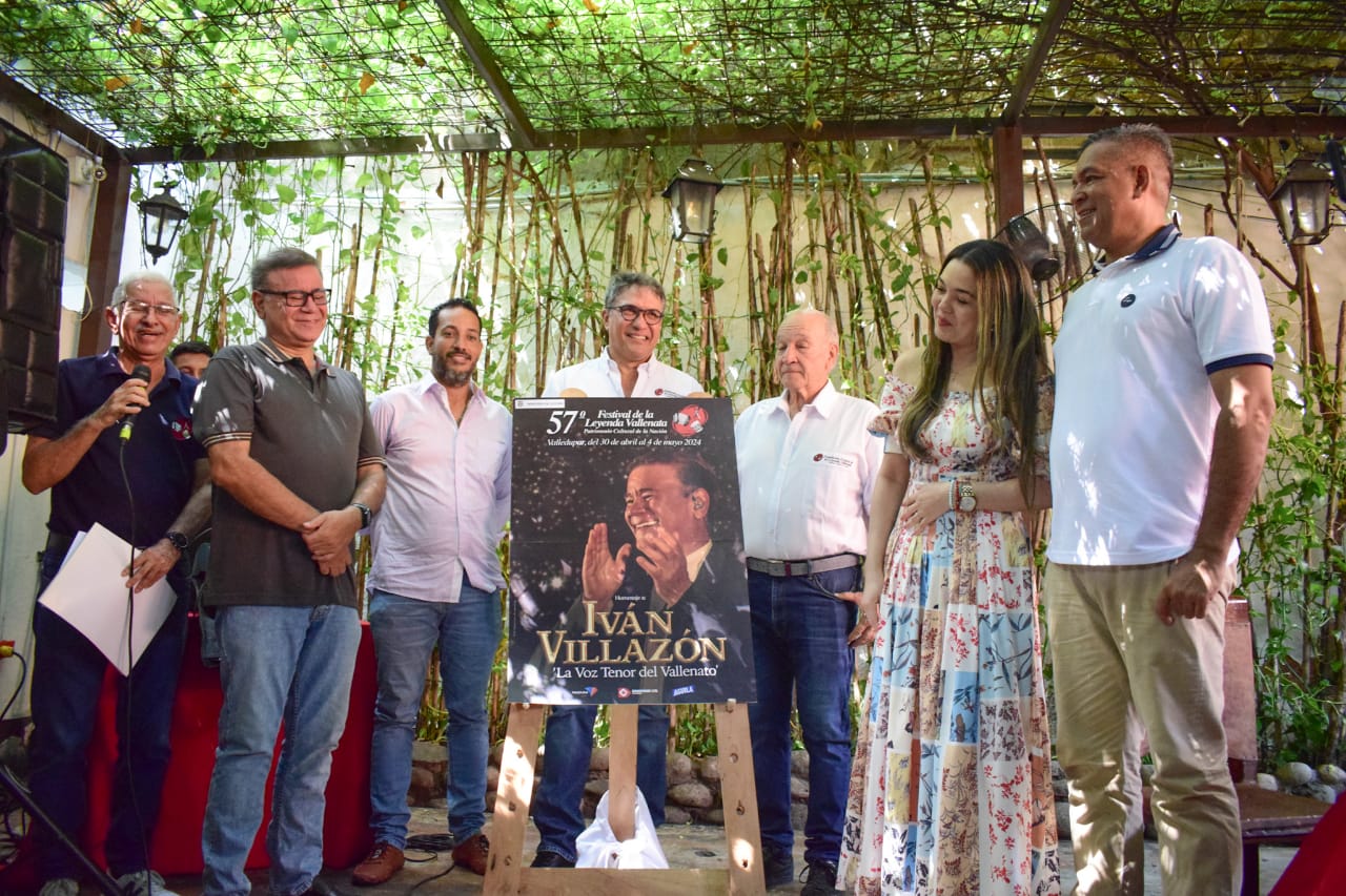 Iván Villazón develó el afiche oficial del Festival Vallenato 2024 que será en homenaje a su trayectoria musical. Foto: Joaquín Ramírez. 