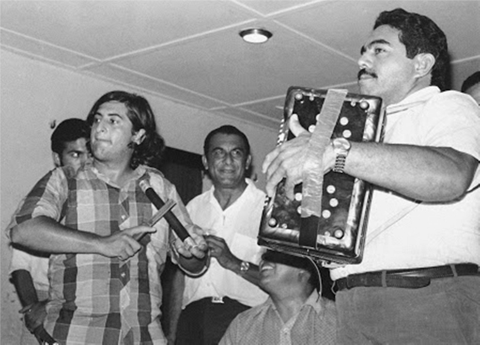 En el Festival Vallenato de 1972, Miguel López estuvo acompañado por el cajero, su hermano Pablo López Gutiérrez, y en la guacharaca y el canto por Jorge Oñate.
