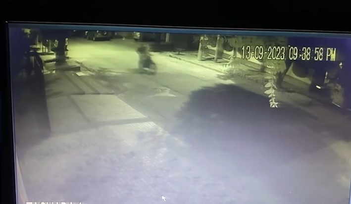 Los dos sujetos a bordo de una motocicleta dispararon en contra de la vivienda ubicada en la carrera 8 con calle 10. Foto: tomada de video de cámaras de seguridad