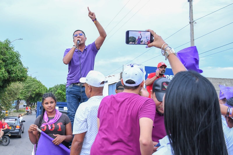 Christian José Moreno dando un discurso durante una caravana de su campaña en Valledupar. 