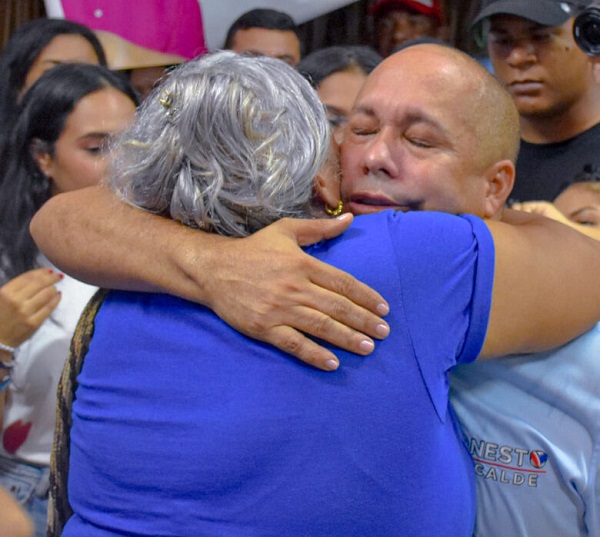 Ernesto Orozco abrazándose con una de sus simpatizantes en la reunión con funcionarios de Comfacesar. 

FOTO: CORTESÍA.