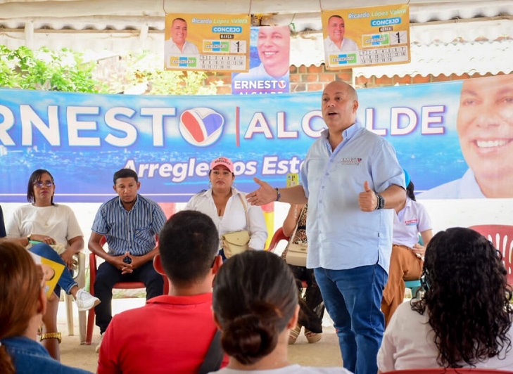 Ernesto Orozco, candidato a Alcaldía de Valledupar, durante una de sus reuniones en campaña con la comunidad. 

FOTO: COMUNICACIOES ERNESTO OROZCO. 