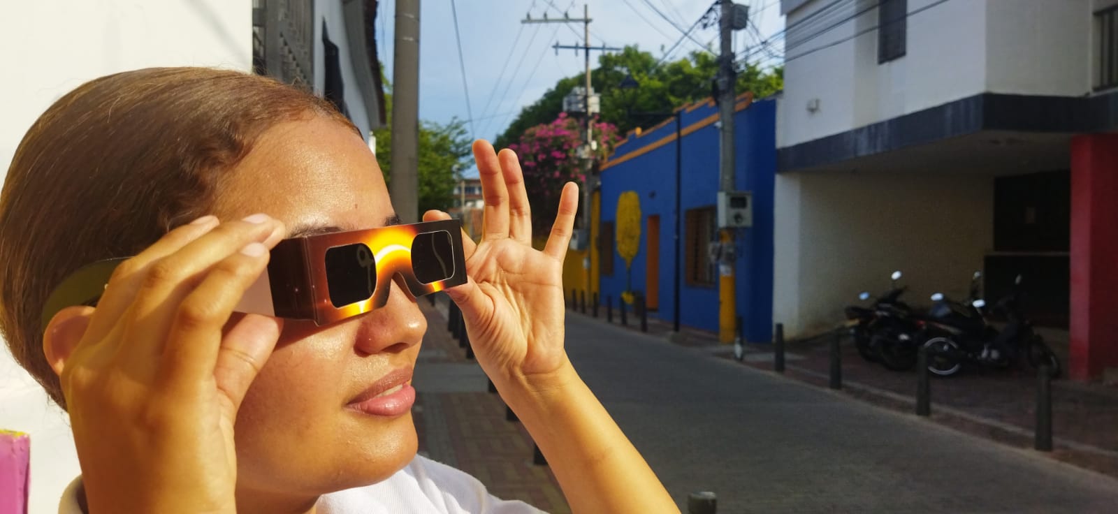 Las ‘gafas para eclipses' (foto) o visores solares manuales, que cumplan con los requisitos de transmisión de la norma internacional ISO 12312-2., son la única forma segura de ver directamente el eclipse de Sol. Foto: EL PILÓN. 

