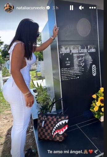 Natalia Curvelo visitando la tumba de su hermano Alfredo. FOTO: TOMADA DE INSTAGRAM.