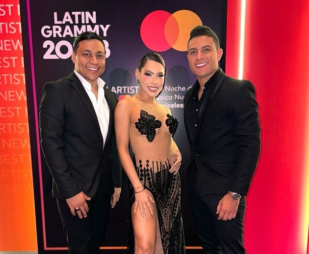 La cantante Ana del Castillo en la red carpet de Latin Grammy en Sevilla junto a su acordeonero 'Chide' García y manager Osman Hijonosa. 

FOTO: CORTESÍA.