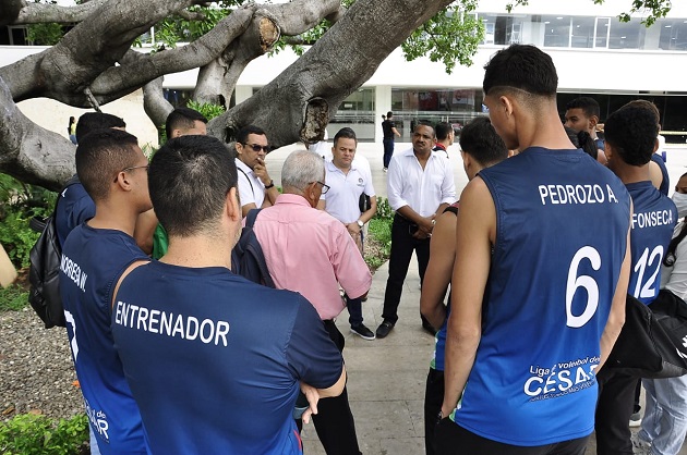 Deportistas y dirigentes de las ligas deportivas del Cesar llegaron hasta la Gobernación a exigir respuestas respecto a su participación en los próximos Juegos Nacionales.

 Foto: Joaquín Ramírez. 