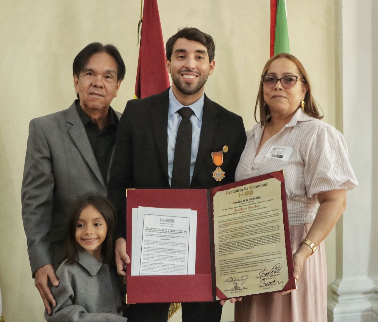 El rey vallenato Javier Matta Correa acompañado de sus familiares. 

FOTO: CORTESÍA. 