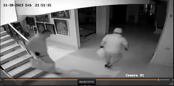 Solo 8 minutos demoraron los dos hombres que ingresaron a hurtar en la casa de Silvestre Dangond. Foto: Fiscalía