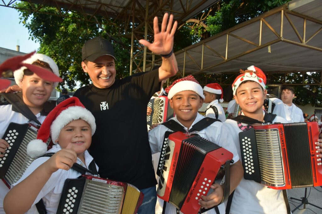 Jorge Celedón compartiendo con los niños de la agrupación Semillas de Villanueva. FOTO: El Pilón.
