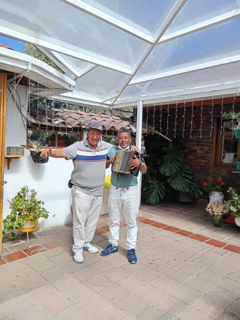 El ‘Pollito’ Herrera junto a Luis Carlos Fuentes, un amigo quien le brindó abrigo y apoyo desinteresado en la cárcel de Boyacá. Foto: Cortesía.